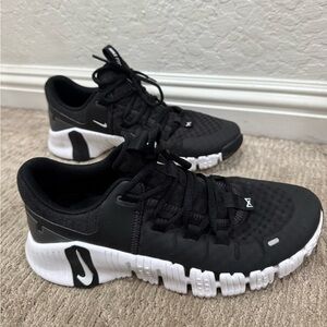 Nike Metcon 6
Size 9 women